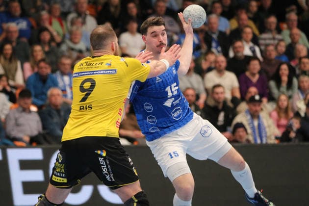 22.02.2026 Handball Herren 2025 2026 2. Handball-Bundesliga 20. Spieltag Dessau-Roßlauer HV 06 - HSC 2000 Coburg Anhalt Arena Dessau Marcel Nowak (Dessau, 15, blau) spielt einen Pass. Bartlomiej Bis (Coburg, 9, gelb) versucht zu blocken. Dessau-Roßlau Sachsen-Anhalt Deutschland