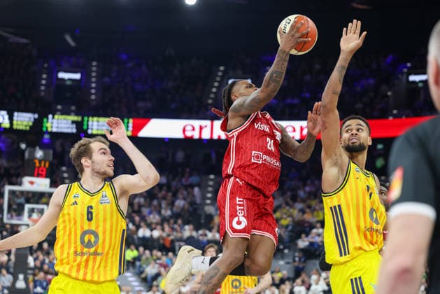 Cobe Williams (BMA365 Bamberg Baskets, 24) mit Norris Agbakoko (Alba Berlin, 17) uns Malte Delow (Alba Berlin, 06), GER, BMA365 Bamberg Baskets vs. Alba Berlin, Basketball, BBL Pokal, BMW TOP FOUR, Finale, Saison 2025 2026, 22.02.2026, GER, BMA365 Bamberg Baskets vs. Alba Berlin, Basketball, BBL Pokal, BMW TOP FOUR, Finale, Saison 2025 2026, 22.02.2026 Muenchen Copyright: xEibner-Pressefoto JennixMaulx EP_JML