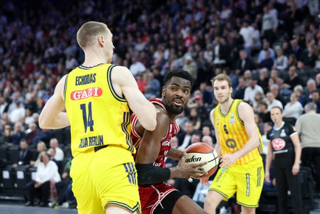 Ejiofor Onu (BMA365 Bamberg Baskets, 35) mit Martynas Echodas (Alba Berlin, 14), GER, BMA365 Bamberg Baskets vs. Alba Berlin, Basketball, BBL Pokal, BMW TOP FOUR, Finale, Saison 2025 2026, 22.02.2026, GER, BMA365 Bamberg Baskets vs. Alba Berlin, Basketball, BBL Pokal, BMW TOP FOUR, Finale, Saison 2025 2026, 22.02.2026 Muenchen Copyright: xEibner-Pressefoto JennixMaulx EP_JML