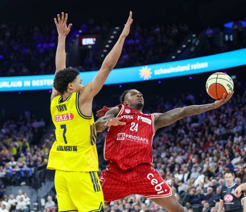 Cobe Williams (BMA365 Bamberg Baskets, 24) mit Jack Kayil (Alba Berlin, 07), GER, BMA365 Bamberg Baskets vs. Alba Berlin, Basketball, BBL Pokal, BMW TOP FOUR, Finale, Saison 2025 2026, 22.02.2026, GER, BMA365 Bamberg Baskets vs. Alba Berlin, Basketball, BBL Pokal, BMW TOP FOUR, Finale, Saison 2025 2026, 22.02.2026 Muenchen Copyright: xEibner-Pressefoto JennixMaulx EP_JML
