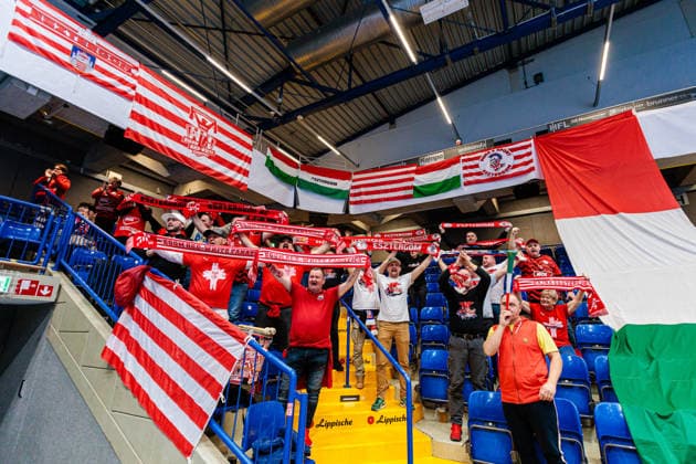 Zahlreiche Fans von MOL Esztergom sind von Ungarn nach Lemgo (Deutschland) gereist und feuern ihre Mannschaft aus dem Gaesteblock an GER, HSG Blomberg-Lippe (GER) vs. MOL Esztergom (HUN), Handball, EHF European League Women, Gruppenphase, 22.02.2026 GER, HSG Blomberg-Lippe (GER) vs. MOL Esztergom (HUN), Handball, EHF European League Women, Gruppenphase, 22.02.2026 Lemgo Copyright: xEibner-Pressefoto JanxRollingerx EP_JSK