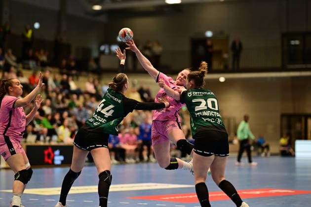 Handball I Frauen I Saison 2025-2026 I EHF European League I VfL Oldenburg - Tertnes Bergen I 22.02.2026 Lisa-Marie Fragge (44, VfL Oldenburg) Sara Eline Lauritzen (11, Tertnes Bergen) und Ariane Pfundstein (20, VfL Oldenburg) Buxtehude Halle Nord NEU Niedersachsen Deutschland Copyright: xLobeca FelixxSchlikisx