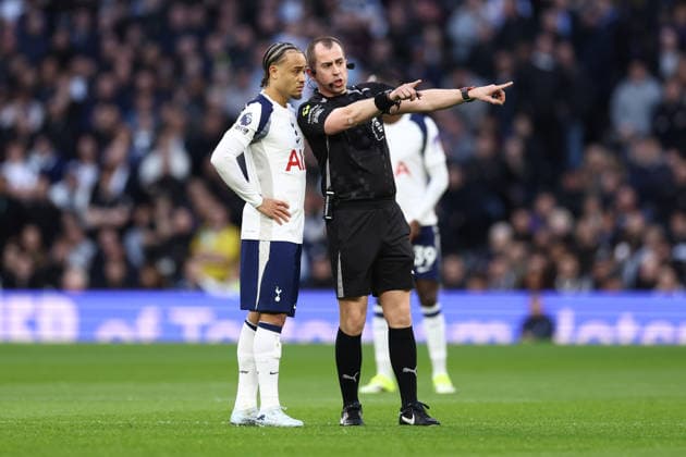 Tottenham Hotspur v Arsenal 22 February 2026, London - Premier League Football - Tottenham Hotspur v Arsenal - Xavi Simons of Tottenham Hotspur speaks with references Peter Bankes during a long stoppage in play - Photo: Jacques Feeney Offside. London UK Copyright: xJacquesxFeeneyx xOffsidexOffside