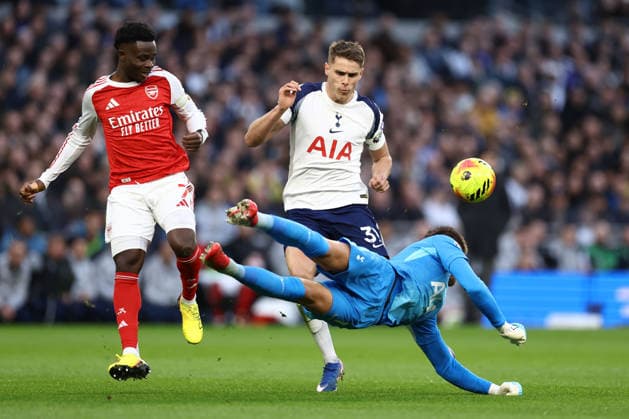 Tottenham Hotspur v Arsenal 22 February 2026, London - Premier League Football - Tottenham Hotspur v Arsenal - Bukayo Saka of Arsenal and Micky van de Ven of Tottenham Hotspur close in as goalkeeper Guglielmo Vicario leaps out to make a save - Photo: Jacques Feeney Offside. London UK Copyright: xJacquesxFeeneyx xOffsidexOffside