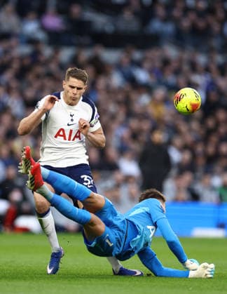 Tottenham Hotspur v Arsenal 22 February 2026, London - Premier League Football - Tottenham Hotspur v Arsenal - Micky van de Ven of Tottenham Hotspur closes in as goalkeeper Guglielmo Vicario leaps out to make a save - Photo: Jacques Feeney Offside. London UK Copyright: xJacquesxFeeneyx xOffsidexOffside