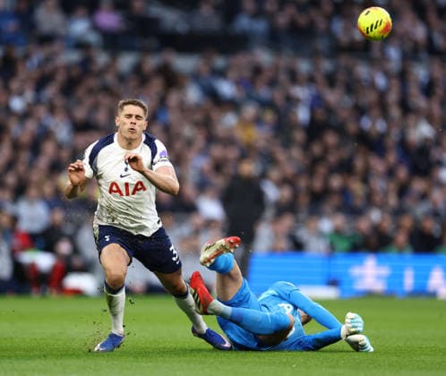 Tottenham Hotspur v Arsenal 22 February 2026, London - Premier League Football - Tottenham Hotspur v Arsenal - Micky van de Ven of Tottenham Hotspur closes in as goalkeeper Guglielmo Vicario leaps out to make a save - Photo: Jacques Feeney Offside. London UK Copyright: xJacquesxFeeneyx xOffsidexOffside