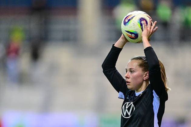 Janou Levels (Wolfsburg, 15) beim Einwurf, Einzelbild, Aktion, Action, 22.02.2026, München (Deutschland), Fussball, Google Pixel Frauen-Bundesliga, FC Bayern München - VfL Wolfsburg, DFB DFL REGULATIONS PROHIBIT ANY USE OF PHOTOGRAPHS AS IMAGE SEQUENCES AND OR QUASI-VIDEO.
