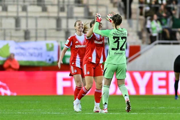 Google Pixel Frauen-Bundesliga; FC Bayern München - VfL Wolfsburg; 22.02.2026 MUNICH, GERMANY - 22. FEBRUARY: die Spielerinnen der Bayern feuen sich über den Sieg gegen Wolfsburg Happy Freude während dem Spiel zwischen den Frauen des FC Bayern München und den Frauen des VfL Wolfsburg am 19. Spieltag der Google Pixel Frauen-Bundesliga am FC Bayern Campus Copyright: xBEAUTIFULxSPORTS Goldbergx