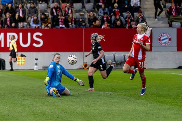 Stina Johannes (Torfrau, VFL Wolfsburg Frauen, 1) klaert vor Pernille Harder (FC Bayern Muenchen Frauen, 21), dahinter Thea Bjelde (VFL Wolfsburg Frauen, 2) GER, FC Bayern Muenchen Frauen vs. VfL Wolfsburg, Fussball, Google Pixel Frauen-Bundesliga, 19. Spieltag, Saison 2025 2026, 22.02.2026. (DFL DFB REGULATIONS PROHIBIT ANY USE OF PHOTOGRAPHS as IMAGE SEQUENCES and or QUASI-VIDEO). GER, FC Bayern Muenchen Frauen vs. VfL Wolfsburg, Fussball, Google Pixel Frauen-Bundesliga, 19. Spieltag, Saison 2025 2026, 22.02.2026. Muenchen Copyright: xEibner-Pressefoto HeikexFeinerx EP_HFR