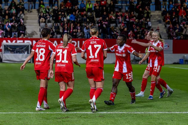 Die Bayern bejubeln mit Georgia Stanway (FC Bayern Muenchen Frauen, 31) deren Tor zum 3:1 GER, FC Bayern Muenchen Frauen vs. VfL Wolfsburg, Fussball, Google Pixel Frauen-Bundesliga, 19. Spieltag, Saison 2025 2026, 22.02.2026. (DFL DFB REGULATIONS PROHIBIT ANY USE OF PHOTOGRAPHS as IMAGE SEQUENCES and or QUASI-VIDEO). GER, FC Bayern Muenchen Frauen vs. VfL Wolfsburg, Fussball, Google Pixel Frauen-Bundesliga, 19. Spieltag, Saison 2025 2026, 22.02.2026. Muenchen Copyright: xEibner-Pressefoto HeikexFeinerx EP_HFR