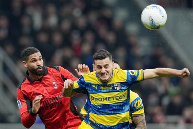 AC Milan™s Ruben Loftus-Cheek fights for the bass with Parma™s Emanuele Valeri during the Serie A soccer match between Ac Milan and Parma at the San Siro Stadium in Milan , north Italy - Sunday , February 22 , 2025. - Soccer .  Copyright: xSpada LaPressex