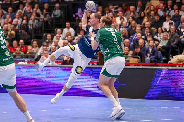 22.02.2026, Handball, HBL, Bergischer HC - Füchse Berlin, Mitsubishi Electric HALLE Düsseldorf: Fynn Hangstein (BHC 10) im Zweikampf gegen Max Darj (Füchse Berlin 05) Nordrhein-Westfalen Deutschland