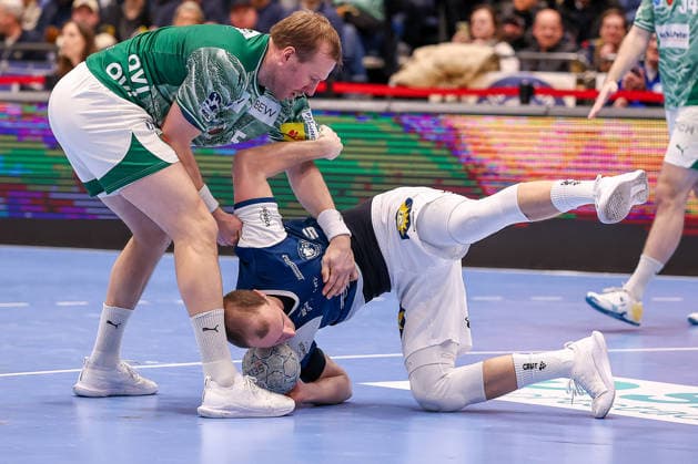 22.02.2026, Handball, HBL, Bergischer HC - Füchse Berlin, Mitsubishi Electric HALLE Düsseldorf: Fynn Hangstein (BHC 10) im Zweikampf gegen Max Darj (Füchse Berlin 05) Nordrhein-Westfalen Deutschland