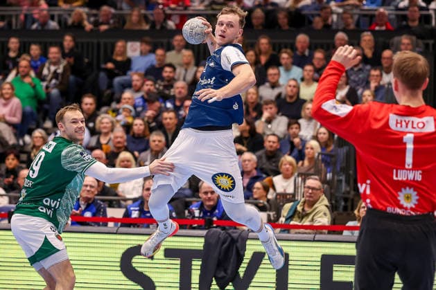 22.02.2026, Handball, HBL, Bergischer HC - Füchse Berlin, Mitsubishi Electric HALLE Düsseldorf: Nico Schöttle (BHC 08) wirft den Ball auf das Tor von Lasse Ludwig (Füchse Berlin 01) gegen Mathias Gidsel (Füchse Berlin 19) Nordrhein-Westfalen Deutschland