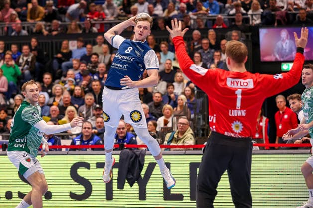 22.02.2026, Handball, HBL, Bergischer HC - Füchse Berlin, Mitsubishi Electric HALLE Düsseldorf: Nico Schöttle (BHC 08) wirft den Ball auf das Tor von Lasse Ludwig (Füchse Berlin 01) gegen Mathias Gidsel (Füchse Berlin 19) Nordrhein-Westfalen Deutschland