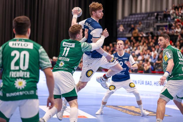 22.02.2026, Handball, HBL, Bergischer HC - Füchse Berlin, Mitsubishi Electric HALLE Düsseldorf: Johannes Wasielewski (BHC 77) im Zweikampf gegen Lasse Andersson (Füchse Berlin 11) Mijajlo Marsenic (Füchse Berlin 93) Nordrhein-Westfalen Deutschland