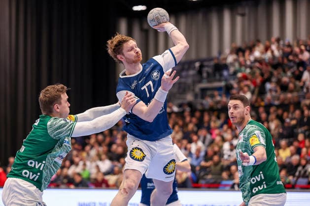 22.02.2026, Handball, HBL, Bergischer HC - Füchse Berlin, Mitsubishi Electric HALLE Düsseldorf: Johannes Wasielewski (BHC 77) im Zweikampf gegen Lasse Andersson (Füchse Berlin 11) Mijajlo Marsenic (Füchse Berlin 93) Nordrhein-Westfalen Deutschland
