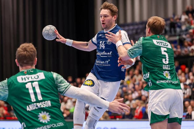22.02.2026, Handball, HBL, Bergischer HC - Füchse Berlin, Mitsubishi Electric HALLE Düsseldorf: Gerdas Babarskas (BHC 14) im Zweikampf gegen Lasse Andersson (Füchse Berlin 11) Max Darj (Füchse Berlin 05) Nordrhein-Westfalen Deutschland