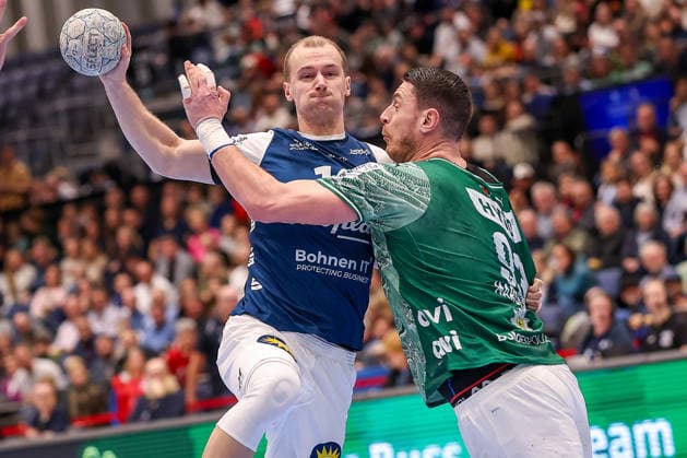 22.02.2026, Handball, HBL, Bergischer HC - Füchse Berlin, Mitsubishi Electric HALLE Düsseldorf: Fynn Hangstein (BHC 10) im Zweikampf gegen Mijajlo Marsenic (Füchse Berlin 93) Nordrhein-Westfalen Deutschland