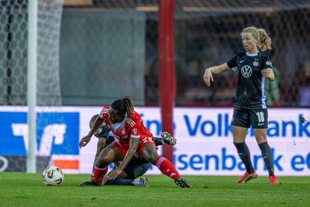 Kampf um den Ball Zweikampf zwischen Bernadette Amani (FC Bayern Muenchen Frauen, 15) und Lineth Beerensteyn (VFL Wolfsburg Frauen, 9) GER, FC Bayern Muenchen Frauen vs. VfL Wolfsburg, Fussball, Google Pixel Frauen-Bundesliga, 19. Spieltag, Saison 2025 2026, 22.02.2026. (DFL DFB REGULATIONS PROHIBIT ANY USE OF PHOTOGRAPHS as IMAGE SEQUENCES and or QUASI-VIDEO). GER, FC Bayern Muenchen Frauen vs. VfL Wolfsburg, Fussball, Google Pixel Frauen-Bundesliga, 19. Spieltag, Saison 2025 2026, 22.02.2026. Muenchen Copyright: xEibner-Pressefoto HeikexFeinerx EP_HFR