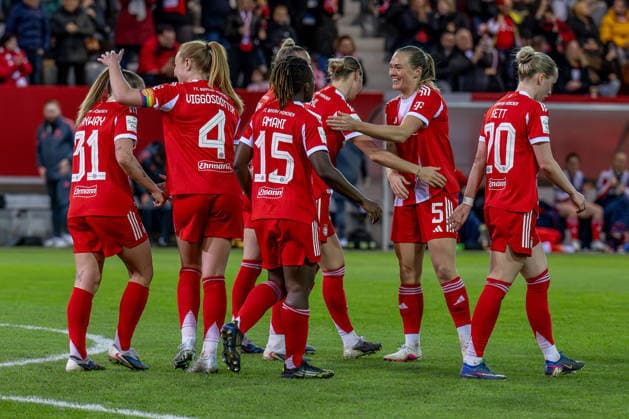 Die Bayern bejubeln mit Klara Buehl (FC Bayern Muenchen Frauen, 17) deren Tor zum 4:1 - Endstand GER, FC Bayern Muenchen Frauen vs. VfL Wolfsburg, Fussball, Google Pixel Frauen-Bundesliga, 19. Spieltag, Saison 2025 2026, 22.02.2026. (DFL DFB REGULATIONS PROHIBIT ANY USE OF PHOTOGRAPHS as IMAGE SEQUENCES and or QUASI-VIDEO). GER, FC Bayern Muenchen Frauen vs. VfL Wolfsburg, Fussball, Google Pixel Frauen-Bundesliga, 19. Spieltag, Saison 2025 2026, 22.02.2026. Muenchen Copyright: xEibner-Pressefoto HeikexFeinerx EP_HFR