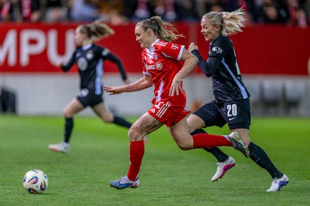 Laufduell zwischen Georgia Stanway (FC Bayern Muenchen Frauen, 31) und Guro Bergsvand (VFL Wolfsburg Frauen, 20) GER, FC Bayern Muenchen Frauen vs. VfL Wolfsburg, Fussball, Google Pixel Frauen-Bundesliga, 19. Spieltag, Saison 2025 2026, 22.02.2026. (DFL DFB REGULATIONS PROHIBIT ANY USE OF PHOTOGRAPHS as IMAGE SEQUENCES and or QUASI-VIDEO). GER, FC Bayern Muenchen Frauen vs. VfL Wolfsburg, Fussball, Google Pixel Frauen-Bundesliga, 19. Spieltag, Saison 2025 2026, 22.02.2026. Muenchen Copyright: xEibner-Pressefoto HeikexFeinerx EP_HFR