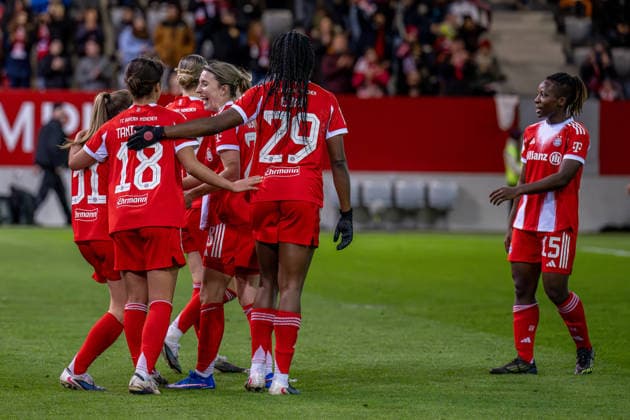 Die Bayern bejubeln mit Klara Buehl (FC Bayern Muenchen Frauen, 17) deren Tor zum 4:1 - Endstand GER, FC Bayern Muenchen Frauen vs. VfL Wolfsburg, Fussball, Google Pixel Frauen-Bundesliga, 19. Spieltag, Saison 2025 2026, 22.02.2026. (DFL DFB REGULATIONS PROHIBIT ANY USE OF PHOTOGRAPHS as IMAGE SEQUENCES and or QUASI-VIDEO). GER, FC Bayern Muenchen Frauen vs. VfL Wolfsburg, Fussball, Google Pixel Frauen-Bundesliga, 19. Spieltag, Saison 2025 2026, 22.02.2026. Muenchen Copyright: xEibner-Pressefoto HeikexFeinerx EP_HFR