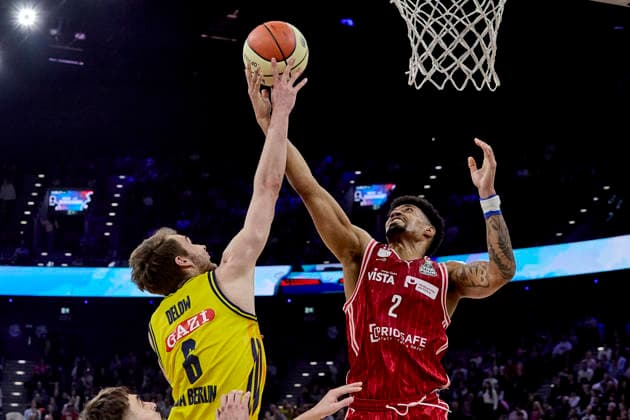 Deutsche Basketball Liga BBL Pokal, BMA365 Bamberg BASKETS vs ALBA Berlin, Berlin ALBA, Bamberg BMA365 BASKETS, 2026-02-22 in München (SAP Garden) DELOW Malte (ALBA Berlin Small Forward (SF) Nr6-BER6), WATSON Ibi (BMA365 Bamberg BASKETS Small Forward (SF) Nr2-BAM2) sportworld München SAP Garden Bayern Deutschland