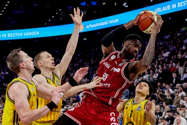 Deutsche Basketball Liga BBL Pokal, BMA365 Bamberg BASKETS vs ALBA Berlin, Berlin ALBA, Bamberg BMA365 BASKETS, 2026-02-22 in München (SAP Garden) ONU Ejiofor (BMA365 Bamberg BASKETS Center (C) Nr35-BAM35), ECHODAS Martynas (ALBA Berlin Center (C) Nr14-BER14), BEAN Bennet (ALBA Berlin Point Guard (PG) Nr33-BER33) sportworld München SAP Garden Bayern Deutschland