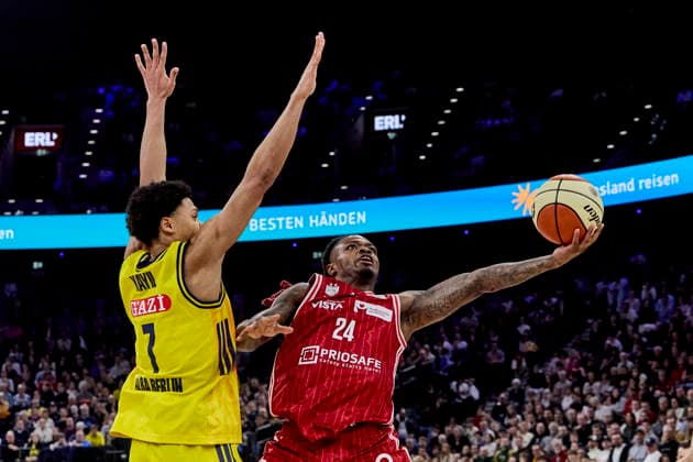 Deutsche Basketball Liga BBL Pokal, BMA365 Bamberg BASKETS vs ALBA Berlin, Berlin ALBA, Bamberg BMA365 BASKETS, 2026-02-22 in München (SAP Garden) WILLIAMS Cobe (BMA365 Bamberg BASKETS Point Guard (PG) Nr24-BAM24), KAYIL Jack (ALBA Berlin Point Guard (PG) Nr7-BER7) sportworld München SAP Garden Bayern Deutschland
