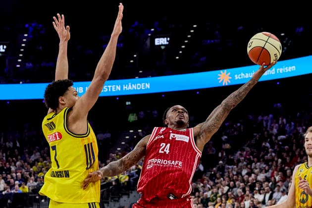 Deutsche Basketball Liga BBL Pokal, BMA365 Bamberg BASKETS vs ALBA Berlin, Berlin ALBA, Bamberg BMA365 BASKETS, 2026-02-22 in München (SAP Garden) WILLIAMS Cobe (BMA365 Bamberg BASKETS Point Guard (PG) Nr24-BAM24), KAYIL Jack (ALBA Berlin Point Guard (PG) Nr7-BER7) sportworld München SAP Garden Bayern Deutschland