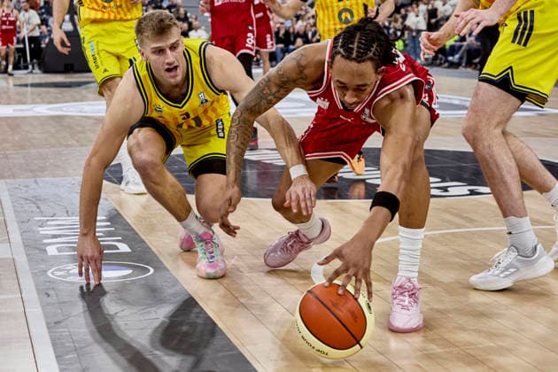 Deutsche Basketball Liga BBL Pokal, BMA365 Bamberg BASKETS vs ALBA Berlin, Berlin ALBA, Bamberg BMA365 BASKETS, 2026-02-22 in München (SAP Garden) GRIESEL Sam (ALBA Berlin Small Forward (SF) Nr5-BER5), CROWLEY Austin (BMA365 Bamberg BASKETS Shooting Guard (SG) Nr85-BAM85) sportworld München SAP Garden Bayern Deutschland