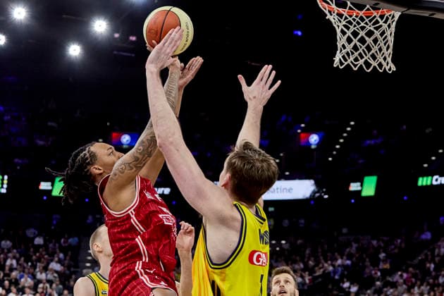 Deutsche Basketball Liga BBL Pokal, BMA365 Bamberg BASKETS vs ALBA Berlin, Berlin ALBA, Bamberg BMA365 BASKETS, 2026-02-22 in München (SAP Garden) CROWLEY Austin (BMA365 Bamberg BASKETS Shooting Guard (SG) Nr85-BAM85), WOOD Moses (ALBA Berlin Power Forward (PF) Nr11-BER11) sportworld München SAP Garden Bayern Deutschland