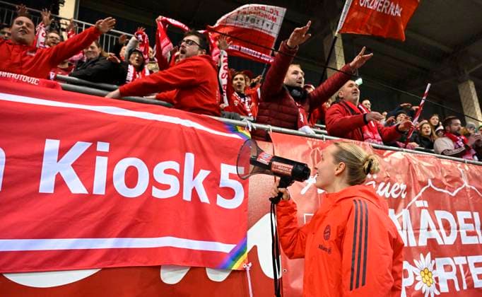 22.02.2026, Google Pixel Frauen-Fussball Bundesliga 2025 2026, 19.Spieltag, FC Bayern München - VfL Wolfsburg, im Bayern-Campus München, Franziska Kett (FC Bayern München) bei den Fans mit Megafon
