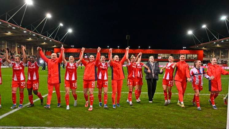 22.02.2026, Google Pixel Frauen-Fussball Bundesliga 2025 2026, 19.Spieltag, FC Bayern München - VfL Wolfsburg, im Bayern-Campus München, Die Bayern Spielerinnen feiern LaOla *** 22 02 2026, Google Pixel Womens Soccer Bundesliga 2025 2026, Matchday 19, FC Bayern Munich VfL Wolfsburg, at Bayern Campus Munich, The Bayern players celebrate LaOla