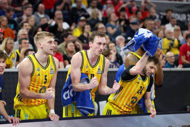 jubelnde Spieler auf der Bank von Alba Berlin, Sam Griesel (Alba Berlin, 05) mit Moses Wood (Alba Berlin, 11) und Guy Artman Nahmias (Alba Berlin, 24), GER, BMA365 Bamberg Baskets vs. Alba Berlin, Basketball, BBL Pokal, BMW TOP FOUR, Finale, Saison 2025 2026, 22.02.2026, GER, BMA365 Bamberg Baskets vs. Alba Berlin, Basketball, BBL Pokal, BMW TOP FOUR, Finale, Saison 2025 2026, 22.02.2026 Muenchen Copyright: xEibner-Pressefoto JennixMaulx EP_JML