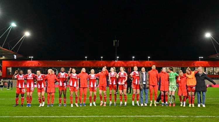 22.02.2026, Google Pixel Frauen-Fussball Bundesliga 2025 2026, 19.Spieltag, FC Bayern München - VfL Wolfsburg, im Bayern-Campus München, Die Bayern Spielerinnen feiern