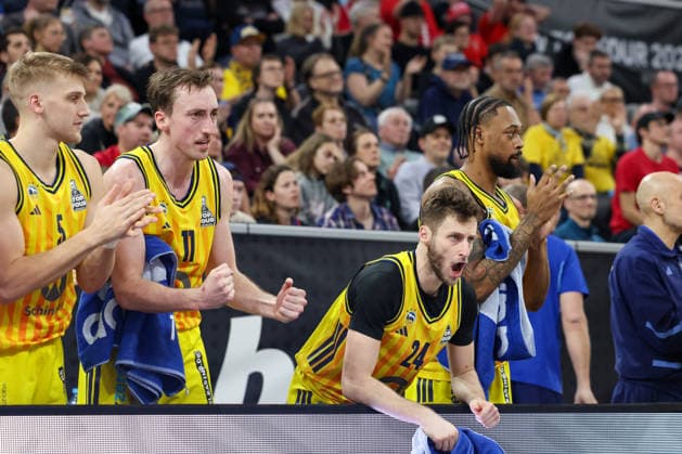 jubelnde Spieler auf der Bank von Alba Berlin, Sam Griesel (Alba Berlin, 05) mit Moses Wood (Alba Berlin, 11) und Guy Artman Nahmias (Alba Berlin, 24) und Jwan Roberts (Alba Berlin, 13), GER, BMA365 Bamberg Baskets vs. Alba Berlin, Basketball, BBL Pokal, BMW TOP FOUR, Finale, Saison 2025 2026, 22.02.2026, GER, BMA365 Bamberg Baskets vs. Alba Berlin, Basketball, BBL Pokal, BMW TOP FOUR, Finale, Saison 2025 2026, 22.02.2026 Muenchen Copyright: xEibner-Pressefoto JennixMaulx EP_JML