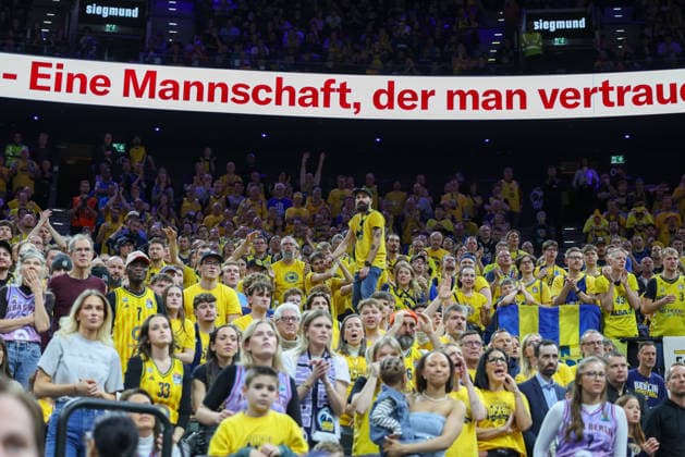 Die Fans von Alba Berlin, GER, BMA365 Bamberg Baskets vs. Alba Berlin, Basketball, BBL Pokal, BMW TOP FOUR, Finale, Saison 2025 2026, 22.02.2026, GER, BMA365 Bamberg Baskets vs. Alba Berlin, Basketball, BBL Pokal, BMW TOP FOUR, Finale, Saison 2025 2026, 22.02.2026 Muenchen Copyright: xEibner-Pressefoto JennixMaulx EP_JML
