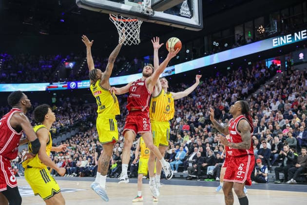 Moritz Krimmer (BMA365 Bamberg Baskets, 27) am Korb mit Jwan Roberts (Alba Berlin, 13) und Moses Wood (Alba Berlin, 11), mit Cobe Williams (BMA365 Bamberg Baskets, 24), GER, BMA365 Bamberg Baskets vs. Alba Berlin, Basketball, BBL Pokal, BMW TOP FOUR, Finale, Saison 2025 2026, 22.02.2026, GER, BMA365 Bamberg Baskets vs. Alba Berlin, Basketball, BBL Pokal, BMW TOP FOUR, Finale, Saison 2025 2026, 22.02.2026 Muenchen Copyright: xEibner-Pressefoto JennixMaulx EP_JML