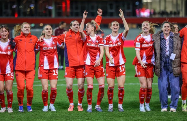 GER, München, FC Bayern München vs Vfl Wolfsburg, Google Pixel Frauen Bundesliga, Fussball, DFB, Spielzeit 2025 2026, FC Bayern Campus, 19. Spieltag im Bild: FC Bayern München Frauen gewinnt mit 4:1 nach Toren gegen den Vfl Wolfsburg und feiert den Sieg mit den Fans, Jubel, Freude und Emotionen, Giulia Gwinn (Bayern München Frauen 7), Klara Bühl (Bayern München Frauen 17) DFB DFL REGULATIONS PROHIBIT ANY USE OF PHOTOGRAPHS AS IMAGE SEQUENCES AND OR QUASI-VIDEO, 22.02.2026 Copyright: HMBxMedia HendrikxHamelau
