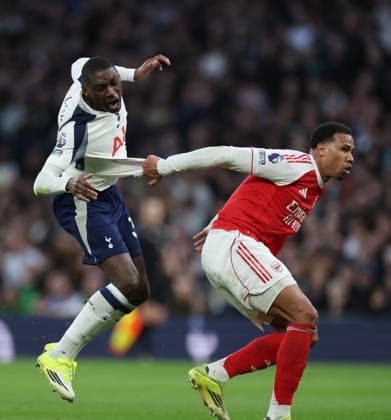 Premier League football, Tottenham v Arsenal Premier League football, The Tottenham Hotspurs Stadium, Tottenham, London, UK. 22.02.2026 Tottenham v Arsenal. Pic shows Arsenals Gabriel and Kolo Muani Photographs by Marc Aspland for The Times & Sunday Times  Copyright: xMarcxAsplandxforxThexTimesx&xSunx NINTCHDBPICT001061343565