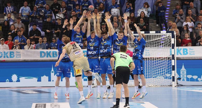 Stuttgart , Handball Daikin Bundesliga TVB Stuttgart vs. TSV Hannover-Burgdorf , letzter Wurf von Marian Michalczik ( Hann ) bleibt im TVB Block hängen