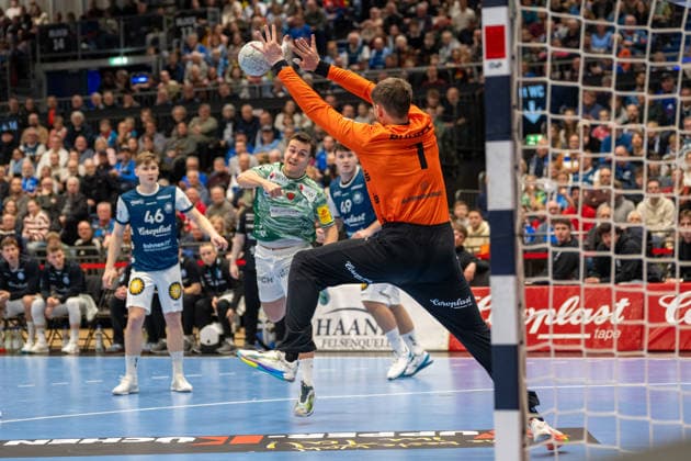 Tim Freihoefer (Fuechse Berlin, 20) scheitert an Christopher Rudeck (Bergischer HC 06, 01). Bergischer HC 06 vs. Fuechse Berlin, Handball, DAIKIN Handballbundesliga, 22. Spieltag, Saison 2025 2026, 22.02.2026 Bergischer HC 06 vs. Fuechse Berlin, Handball, DAIKIN Handballbundesliga, 22. Spieltag, Saison 2025 2026, 22.02.2026 Duesseldorf Copyright: xEibner-Pressefoto ThomasxHaeslerx EP_THR
