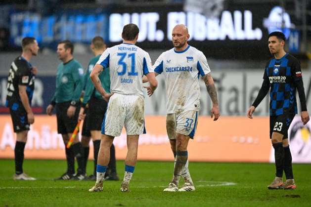 Paderborn, Home Deluxe Arena, 22.02.26, GER, Herren, 2.Bundesliga, Saison 2025-2026, SC Paderborn 07 - Hertha BSC Berlin Bild: v.li. Marton DARDAI (Hertha BSC) und Toni LEISTNER (Hertha BSC) DFL regulations prohibit any use of photographs as image sequences and or quasi-video. NRW Deutschland