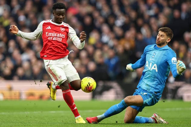 Tottenham Hotspur v Arsenal, Premier League Guglielmo Vicario of Tottenham Hotspur blocks a shot from Bukayo Saka of Arsenal during the Tottenham Hotspur v Arsenal Premier League match at the Tottenham Hotspur Stadium, London, England on 22 February 2026 Credit: Ian Stephen Every Second Media Editorial use only. All images are copyright Every Second Media Limited. No images may be reproduced without prior permission. All rights reserved. Premier League and Football League images are subject to licensing agreements with Football DataCo Limited. see https: www.football-dataco.com Copyright: xIMAGO EveryxSecondxMediax ESM-1815-0021 IanxStephenx xEveryxSecondxMediax