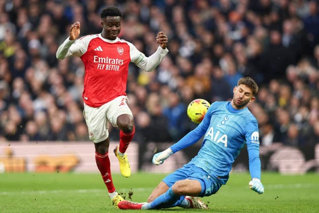 Tottenham Hotspur v Arsenal, Premier League Guglielmo Vicario of Tottenham Hotspur blocks a shot from Bukayo Saka of Arsenal during the Tottenham Hotspur v Arsenal Premier League match at the Tottenham Hotspur Stadium, London, England on 22 February 2026 Credit: Ian Stephen Every Second Media Editorial use only. All images are copyright Every Second Media Limited. No images may be reproduced without prior permission. All rights reserved. Premier League and Football League images are subject to licensing agreements with Football DataCo Limited. see https: www.football-dataco.com Copyright: xIMAGO EveryxSecondxMediax ESM-1815-0022 IanxStephenx xEveryxSecondxMediax