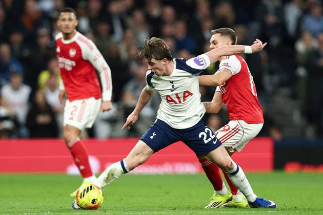 Tottenham Hotspur v Arsenal, Premier League Leandro Trossard of Arsenal battles with Conor Gallagher of Tottenham Hotspur during the Tottenham Hotspur v Arsenal Premier League match at the Tottenham Hotspur Stadium, London, England on 22 February 2026 Credit: Ian Stephen Every Second Media Editorial use only. All images are copyright Every Second Media Limited. No images may be reproduced without prior permission. All rights reserved. Premier League and Football League images are subject to licensing agreements with Football DataCo Limited. see https: www.football-dataco.com Copyright: xIMAGO EveryxSecondxMediax ESM-1815-0023 IanxStephenx xEveryxSecondxMediax