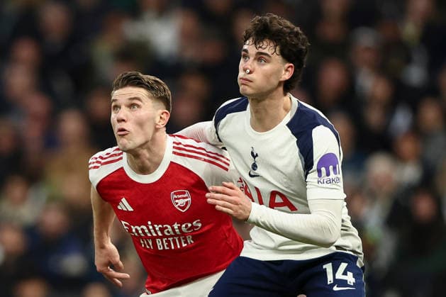 Tottenham Hotspur v Arsenal, Premier League Archie Gray of Tottenham Hotspur tussles with Viktor Gyokeres of Arsenal during the Tottenham Hotspur v Arsenal Premier League match at the Tottenham Hotspur Stadium, London, England on 22 February 2026 Credit: Ian Stephen Every Second Media Editorial use only. All images are copyright Every Second Media Limited. No images may be reproduced without prior permission. All rights reserved. Premier League and Football League images are subject to licensing agreements with Football DataCo Limited. see https: www.football-dataco.com Copyright: xIMAGO EveryxSecondxMediax ESM-1815-0024 IanxStephenx xEveryxSecondxMediax
