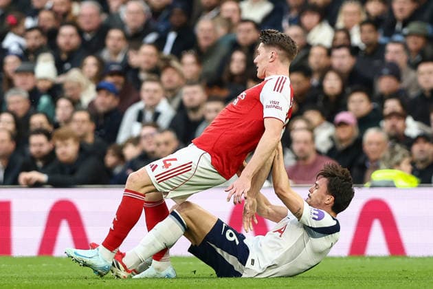Tottenham Hotspur v Arsenal, Premier League Joao Palhinha of Tottenham Hotspur fouls Viktor Gyokeres of Arsenal during the Tottenham Hotspur v Arsenal Premier League match at the Tottenham Hotspur Stadium, London, England on 22 February 2026 Credit: Ian Stephen Every Second Media Editorial use only. All images are copyright Every Second Media Limited. No images may be reproduced without prior permission. All rights reserved. Premier League and Football League images are subject to licensing agreements with Football DataCo Limited. see https: www.football-dataco.com Copyright: xIMAGO EveryxSecondxMediax ESM-1815-0025 IanxStephenx xEveryxSecondxMediax
